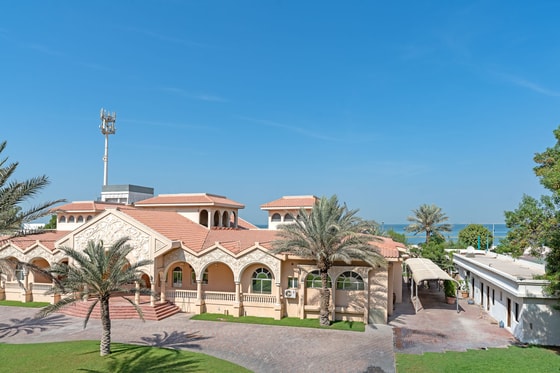 Vast Beachfront Compound with Renovation Potential in Jumeirah: Image 21