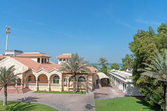 Vast Beachfront Compound with Renovation Potential in Jumeirah: Image 20