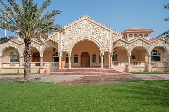 Vast Beachfront Compound with Renovation Potential in Jumeirah: Image 2
