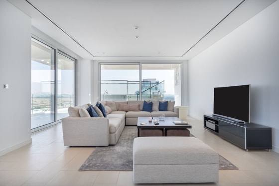 Modern Penthouse Apartment with Panoramic Views in Al Barari: Image 5