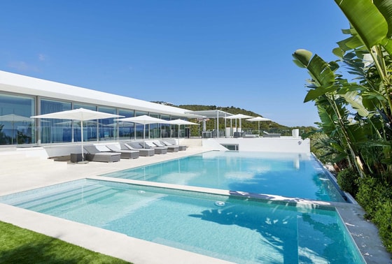 Luxury Villa with Sea Access: Image 1