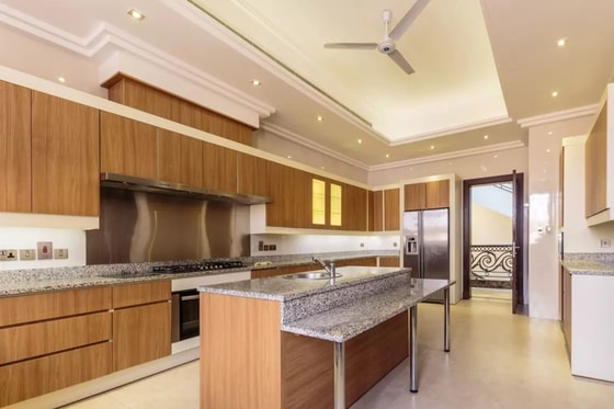 Lake View Luxury 6 Bedroom Villa in Emirates Hills: Image 12