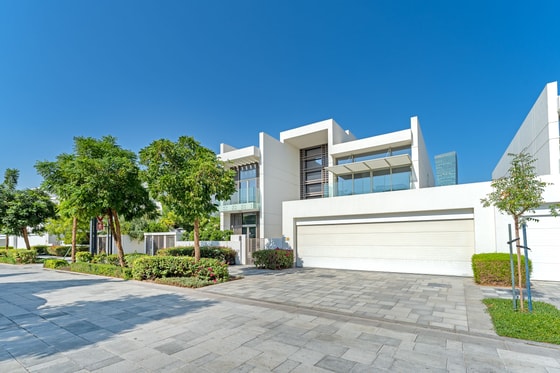 Vacant and Contemporary Type A 5 Bedroom Villa: Image 46