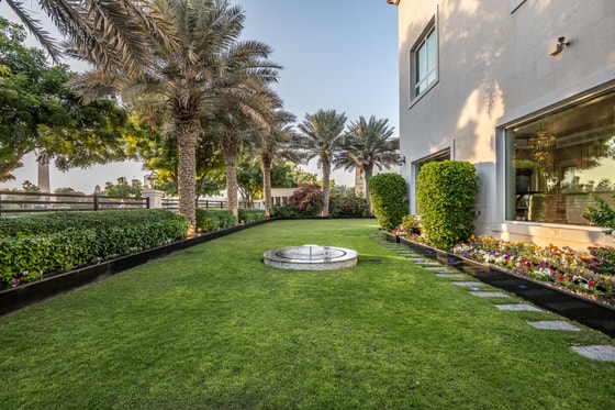 Luxury Villa with Lake Views in Emirates Hills: Image 20