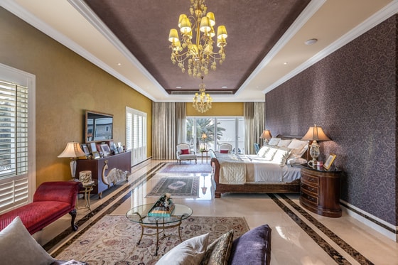 Luxury Villa with Lake Views in Emirates Hills: Image 8