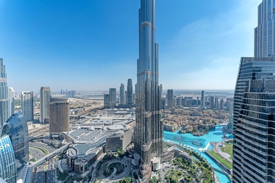 Stunning Full Burj Khalifa Views Apartment in Downtown Dubai: Image 1