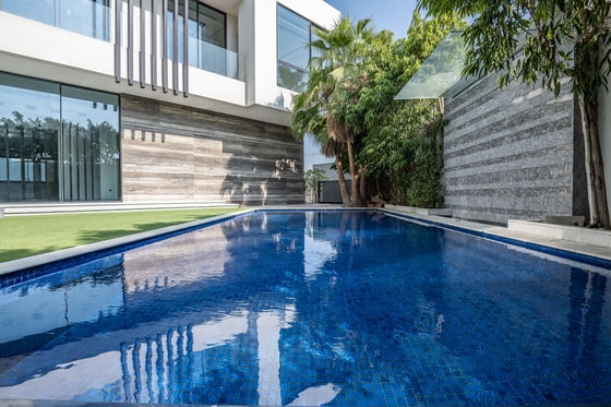 Custom-built Designer Villa on Pearl Jumeirah: Image 38