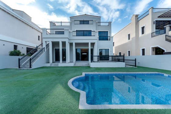 Stunning Palatial Luxury villa in Jumeirah Golf Estates: Image 1