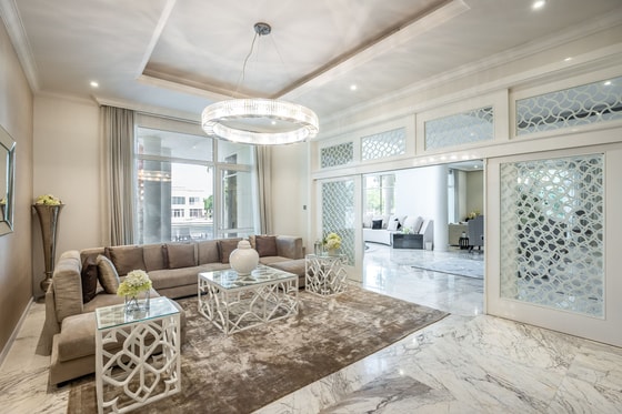 Bespoke Luxury Villa with Lake Views in Emirates Hills: Image 15