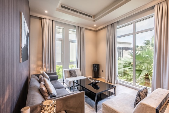Bespoke Luxury Villa with Lake Views in Emirates Hills: Image 19