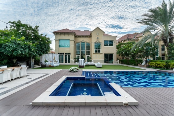 Exclusive and Extended Luxury Villa in Jumeirah Islands: Image 27