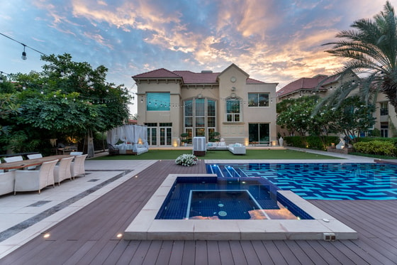 Exclusive and Extended Luxury Villa in Jumeirah Islands: Image 29