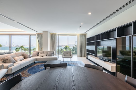 Ultra Private and Designer-styled Sea View Apartment on Palm Jumeirah: Image 3
