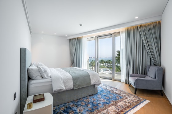 Ultra Private and Designer-styled Sea View Apartment on Palm Jumeirah: Image 7