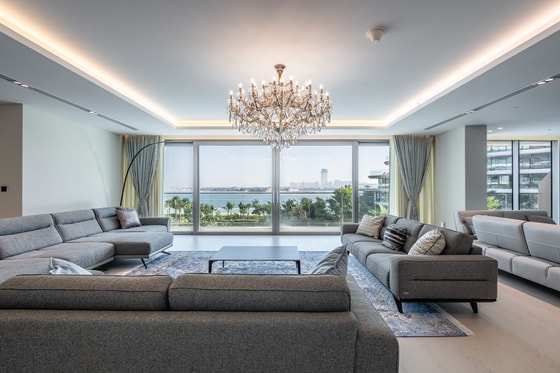 Ultra Private and Designer-styled Sea View Apartment on Palm Jumeirah: Image 10