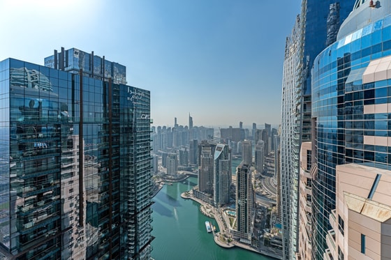 Fully Furnished Loft-style Penthouse Apartment in Dubai Marina: Image 18