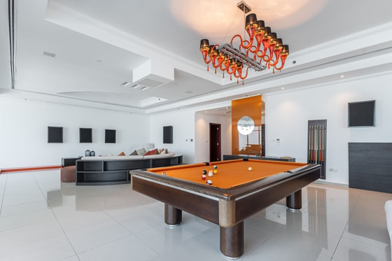 Fully Furnished Loft-style Penthouse Apartment in Dubai Marina: Image 4