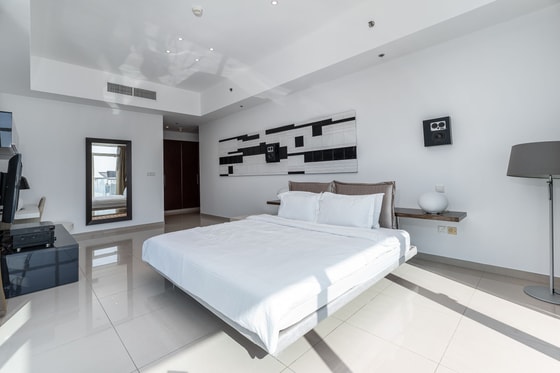 Fully Furnished Loft-style Penthouse Apartment in Dubai Marina: Image 15