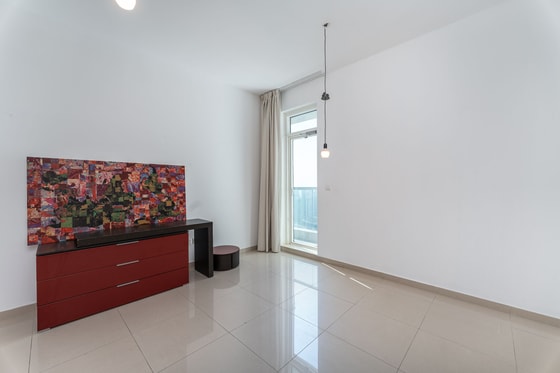 Fully Furnished Loft-style Penthouse Apartment in Dubai Marina: Image 12