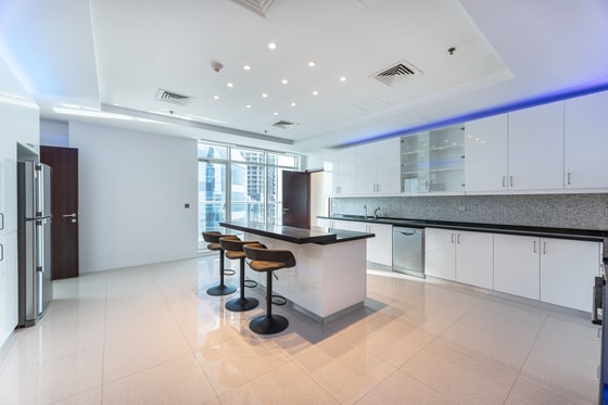 Fully Furnished Loft-style Penthouse Apartment in Dubai Marina: Image 9