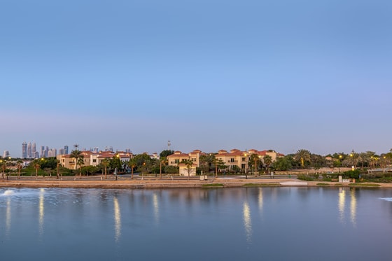 Stunning Lake view Villa in Jumeirah Islands: Image 16