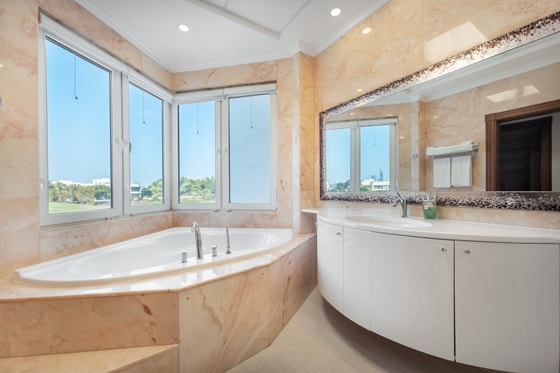 Exclusive Magnificent Villa in Emirates Hills: Image 25
