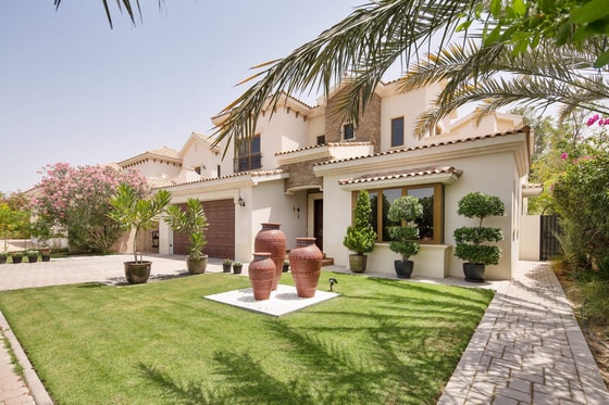 Golf Facing Villa in Jumeirah Golf Estates: Image 1