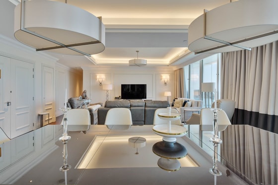 Luxury Serviced Apartment with Sea Views in Downtown Dubai: Image 2